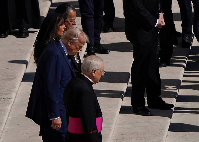 도널드 트럼프 미국 대통령과 영부인 멜라니아 여사가 26일(현지시간) 프란치스코 교황의 장례 미사 참석을 위해 바티칸에 도착했다. AP연합뉴스.