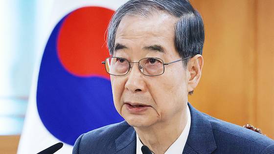 Acting President and Prime Minister Han Duck-soo speaks during an Economic Security Strategy Task Force meeting at the Government Complex in central Seoul on April 21. [YONHAP]
