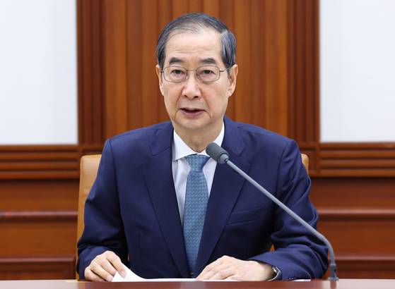 Acting President and Prime Minister Han Duck-soo holds a ministerial meeting on state affairs at the Government Complex in central Seoul on April 24. [YONHAP]