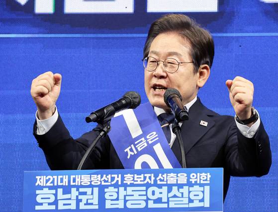 Lee Jae-myung, the front-runner in the Democratic Party primary, speaks during a campaign event at the party’s regional primary in the Jeolla region at the Kimdaejung Convention Center in Gwangju on April 26. [NEWS1]