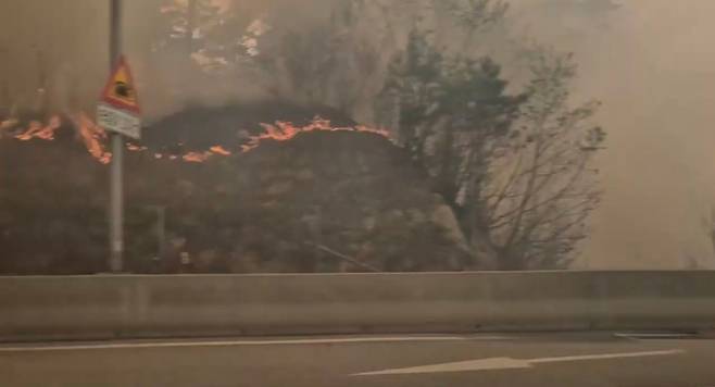 26일 오후 1시18분께 강원 인제군 상남면 하남리 한 야산에서 발생한 산불이 내린천 휴게소 인근까지 확산했다. 연합뉴스