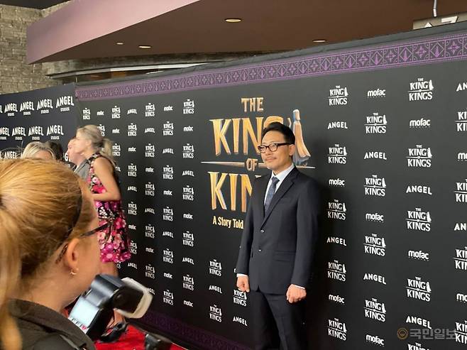 장성호 감독이 지난달 25일 미국에서 열린 영화 ‘킹 오브 킹스’의 시사회 포토월에서 포즈를 취하고 있다. 모팩스튜디오 제공