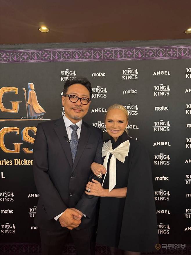 장성호 감독이 지난달 25일 미국에서 열린 시사회 현장에서 영화 ‘킹 오브 킹스’의 OST ‘리브 라이크 댓(Live like that)’을 부른 가수 크리스틴 체노웨스와 기념촬영을 하고 있다. 모팩스튜디오 제공