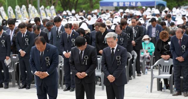 오태완 의령군수 등이 지난해 경남 의령군 4·26추모공원에서 열린 '우순경 총기 사건' 위령제에서 묵념하고 있다. 연합뉴스