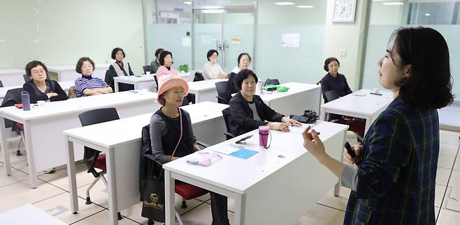 22일 서울 강북구 강북문화정보도서관에서 시니어들이 자서전 쓰기 수업을 듣고 있다. [이승환 기자]