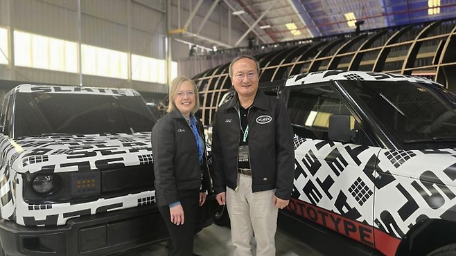 이석희 SK온 대표이사 사장(오른쪽)과 크리스 바먼 슬레이트 최고경영자(CEO)가 24일(현지시간) 미국 캘리포니아주 롱비치에서 열린 슬레이트 신차 공개 행사에서 기념촬영을 하고 있다. SK온