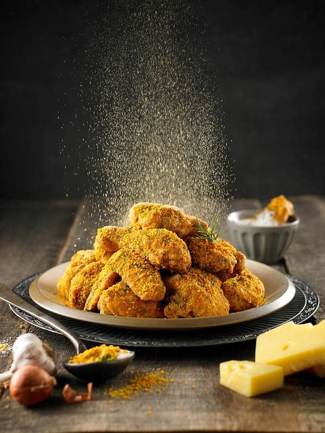 치킨 브랜드 ‘bhc’의 대표 메뉴인 ‘뿌링클’. 2014년 출시 후 지금까지 누적 판매량 1억3000만개를 돌파했다. <다이닝브랜즈그룹>