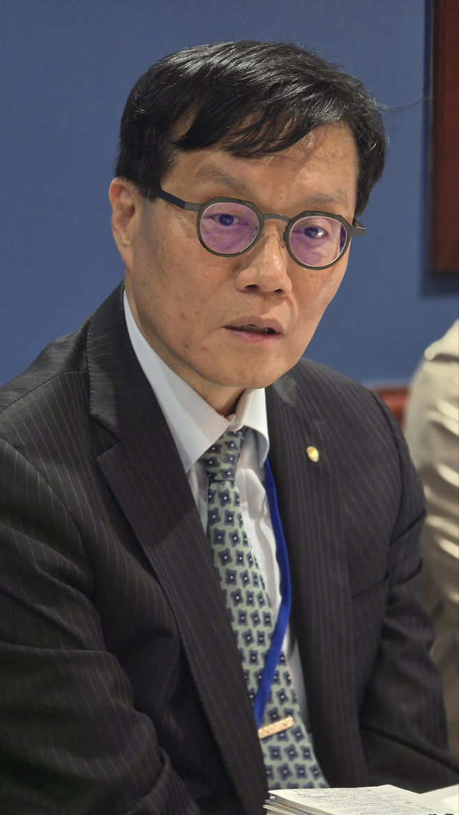 이창용 한국은행 총재기 25일(현지시간) 워싱턴DC에서 진행한 한국 특파원 간담회에서 질문에 답하고 있다. [최승진 기자]