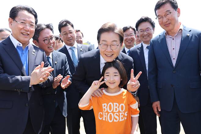 더불어민주당 이재명 대선 경선 후보가 26일 광주 광산구 호남대학교에서 열린 광주전남기자협회 체육대회를 찾아 인사를 하고 있다.  [사진=더불어민주당]