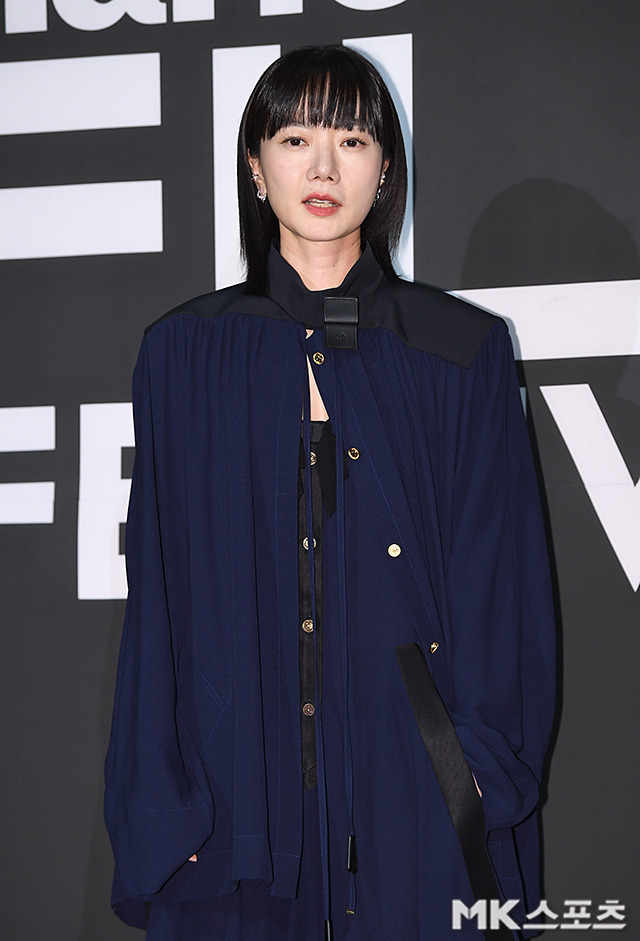 톤온톤으로 배색된 절개 디테일과 여유롭게 퍼지는 실루엣은 배두나만의 개성 있는 분위기와 완벽한 조화를 이뤘다.사진=천정환 기자