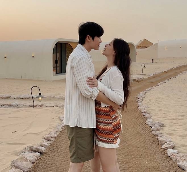 사막 위 조용한 산책로에서 마주 보고 선 두 사람의 모습이 담겼다. 사진=최시훈 SNS