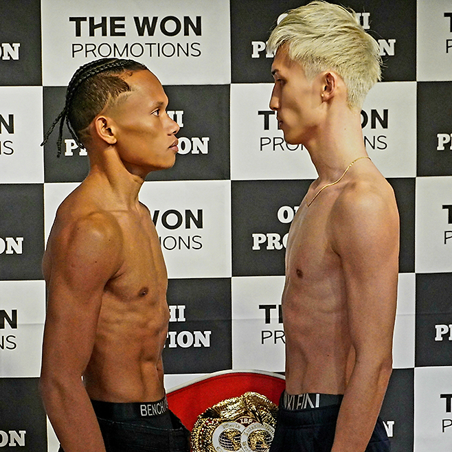 왼쪽부터 2025년 4월 서울특별시 모여락스튜디오강남양재연습실 국제복싱연맹 슈퍼플라이급 인터내셔널 챔피언 결정전 계체 후 마주 보는 라밀 로다, 북한 체육 명수 출신 동양태평양복싱연맹 공식랭킹 10위 한양호. 사진=KBM 사단법인 한국복싱커미션 제공