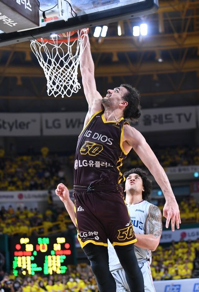 LG는 1차전에서 아셈 마레이가 27점 13리바운드 2어시스트 3스틸을 기록, 숀 롱(8점 8리바운드 3어시스트)과 게이지 프림(20점 5리바운드 2어시스트)을 압도했다. 사진=KBL 제공