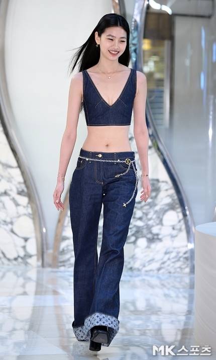 배우 정호연이 봄 햇살처럼 환한 미소와 함께 런웨이 같은 아우라로 시선을 사로잡았다. 사진=천정환 기자