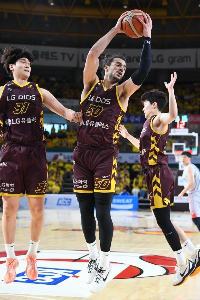 아셈 마레이는 트리플더블급 활약을 펼치며 현대모비스 사냥에 앞장섰다. 사진=KBL 제공