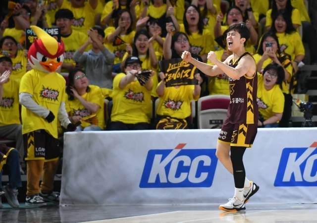 전반을 멋지게 마무리한 양준석, 그의 버저비터 플로터에 4950명 창원 팬들은 환호했다. 사진=KBL 제공