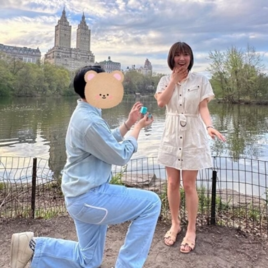 뉴욕 센트럴파크를 배경으로 예비 신랑이 무릎을 꿇고 반지를 건네는 깜짝 프러포즈 순간이 담겨 있었다. 사진=민 SNS