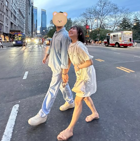 ‘소풍 가자’는 말에 따라나섰다가 사랑 가득한 순간을 맞이한 민의 리얼 리액션이 설렘을 안기고 있다.사진=민 SNS