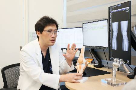 박용범 중앙대광명병원 관절센터장이 무릎 관절염에 대해 설명하고 있다./사진=중앙대광명병원