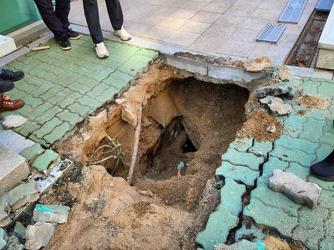 지난 24일 서울 성동구 한양대학교 서울캠퍼스 재성토목관 인근에서 싱크홀이 발생했다. /사진=대학생 커뮤니티 '에브리타임' 캡처.