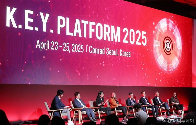 (왼쪽부터) 윤기동 한국과학기술지주 본부장, 임정욱 중소벤처기업부 창업벤처혁신실장, 김선우 과학기술정책연구원 선임연구위원/센터장, 스티나 란츠 스웨덴 인큐베이터 및 사이언스파크 대표, 최치호 한국과학기술지주 대표이사, 김덕호 한국식품산업클러스터진흥원 이사장, 김종갑 글로벌 디지털 혁신 네트워크 대표이사/이사장, 디테 바이써 덴마크 이노베이션센터 서울 센터장이 25일 서울 여의도 콘래드호텔에서 머니투데이 주최로 진행된 '2025 키플랫폼' 특별세션3에서 'K-스타트업의 글로벌 게임체인저 전략'에 대해 토의하고 있다. /사진=김창현