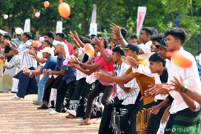 [콜롬보=신화/뉴시스] 8일(현지 시간) 스리랑카 콜롬보에서 주민들이 다가오는 싱할라족·타밀족 새해를 맞아 물풍선 던지기 게임을 즐기고 있다. 올해 스리랑카 새해는 4월 14일로, 이를 기념해 전국 곳곳에서 전통놀이 행사가 열리고 있다. 2025.04.09.(사진은 기사 내용과 무관.)/사진=민경찬