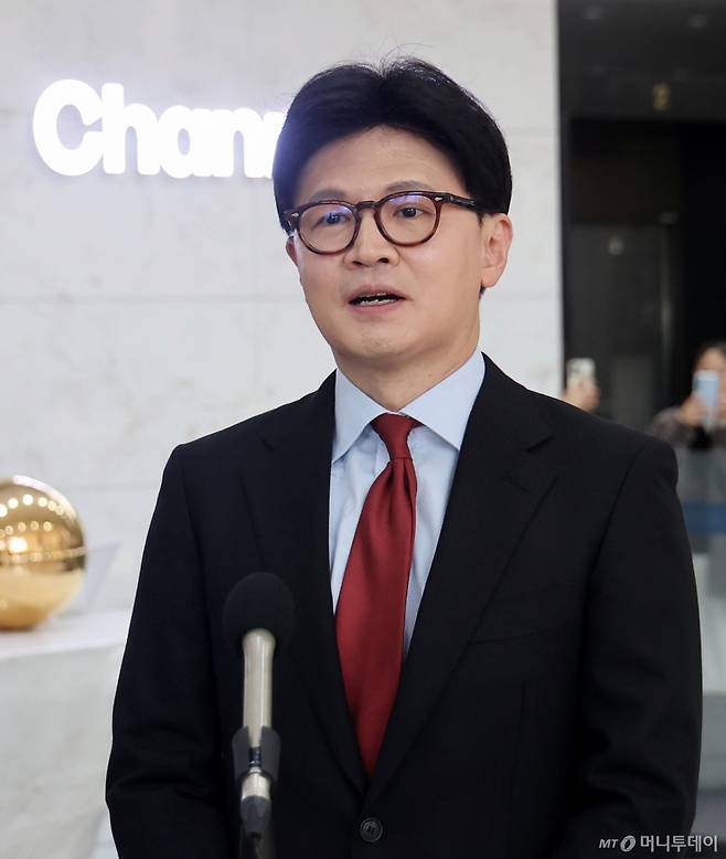 [서울=뉴시스] 국회사진기자단= 25일 오후 종로 동아미디어센터 1층 로비에서 국민의힘 대선 2차 경선 진출자인 한동훈 후보가 사전 인터뷰를 하고 있다.2025.04.25.