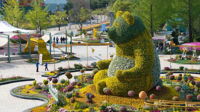 2025고양국제꽃박람회 메인 꽃 조형물 ‘황금빛 판다’. / 사진제공=고양특례시