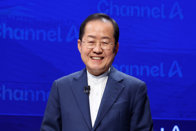 25일 서울 동아미디어센터 채널A 오픈스튜디오에서 국민의힘 대선 2차 경선 진출자인 홍준표 후보가 토론장에서 방송 시작을 기다리고 있다. 연합뉴스