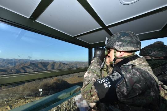 김명수 합참의장이 지난해 12월17일 중부전선에서 복원 중인 전방소초(GP)를 찾아 북한군 동태를 살피고 있다. 기사 내용과 직접 관련 없음. 합참 제공