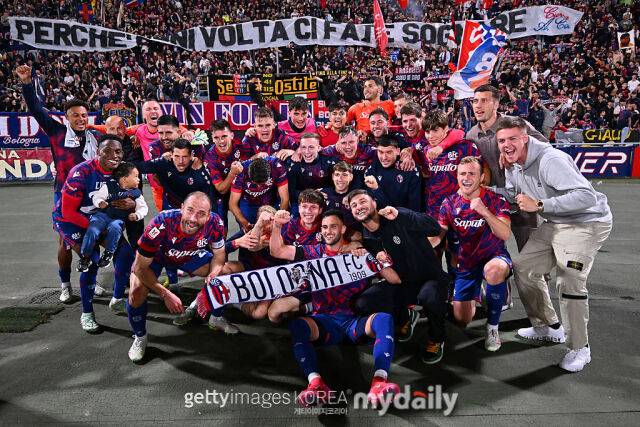 코파 이탈리아 결승 진출 후 기뻐하는 볼로냐 선수단. /게티이미지코리아