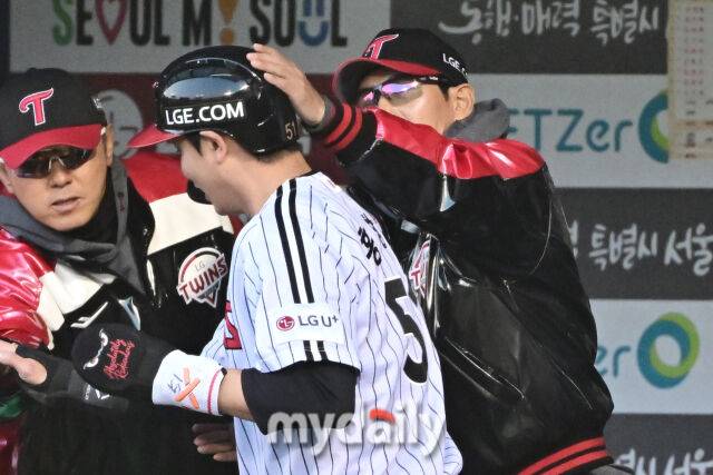 15일 서울 잠실야구장에서 열린 '2025 신한 SOL BANK KBO리그' 삼성 라이온즈와 LG 트윈스 경기. LG 홍창기가 1회말 1사 1-2루 문보경의 적시타에 선제 득점을 올리고 염경엽(오른쪽) 감독과 기쁨을 나누고 있다./마이데일리