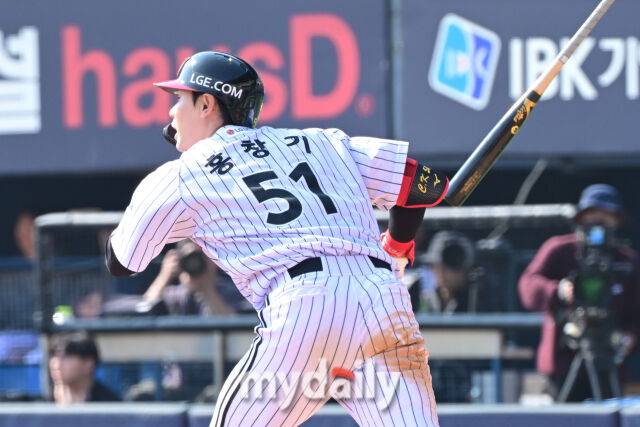 22일 서울 잠실야구장에서 열린 '2025 신한 SOL BANK KBO리그' 롯데 자이언츠와 LG 트윈스 개막전 경기. LG 홍창기가 3회말 2사 2-3루에 2타점 2루타를 치고 있다./마이데일리