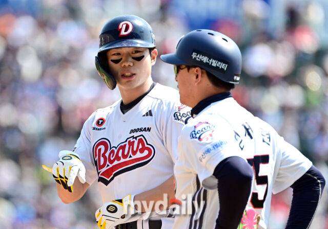 2025년 4월 26일 오후 서울 잠실구장에 진행된 '2025 신한 SOL뱅크 KBO 리그' 롯데 자이언츠와 두산 베어스의 경기. 두산 오명진이 2회말 1사 2루서 1타점 적시타를 친 뒤 기뻐하고 있다./잠실 = 유진형 기자