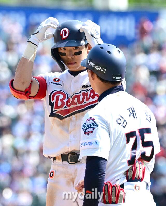 2025년 4월 26일 오후 서울 잠실구장에 진행된 '2025 신한 SOL뱅크 KBO 리그' 롯데 자이언츠와 두산 베어스의 경기. 두산 김민석이 4회말 무사 1루서 안타를 친 뒤 기뻐하고 있다./잠실 = 유진형 기자
