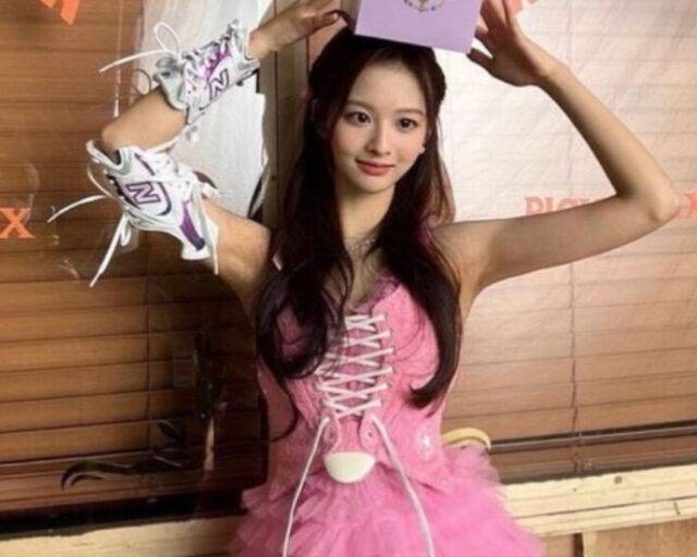 '엔믹스'의 설윤이 리폼한 신발 의상으로 여성스러움을 뽐내고 있다. / 온라인 커뮤니티 캡처