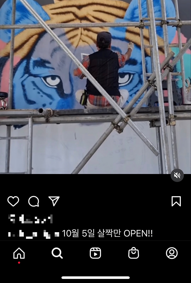 A작가가 경북 안동의 한 카페에 벽화를 그리고 있다. 해당 카페는 이를 공식 SNS에서 홍보했다. [고상우 작가 제공]