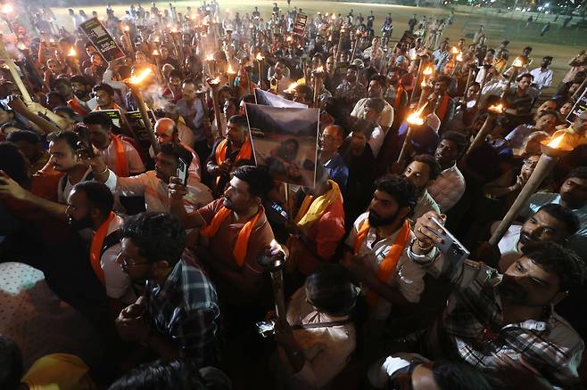 인도인들이 24일(현지시간) 인도 행정력 치하에 있는 카슈미르 지역에서 플래카드와 횃불을 들고 파키스탄 측의 인도인 테러 공격을 규탄하고 있다. [EPA]