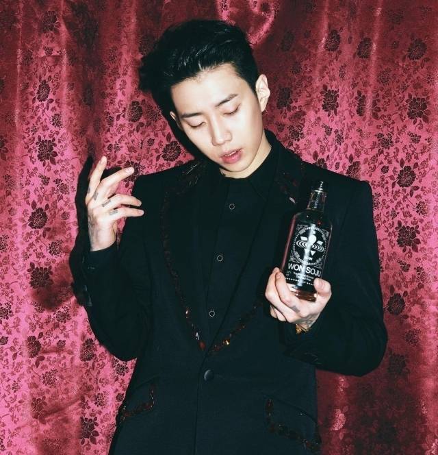 박재범이 원소주를 들고 있는 모습[박재범 인스타그램]