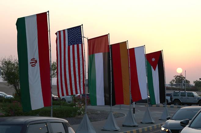 미국과 이란의 국기가 25일(현지시간) 오만 무스카트에 게양돼 있는 모습   [EPA]