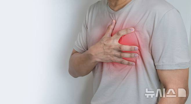 [서울=뉴시스]﻿﻿계단을 오르는 것이 버겁게 느껴지거나 일상 속 작은 활동에도 쉽게 숨이 차고 가슴이 답답한 증상이 지속된다면 돌연사를 유발하는 ‘비후성 심근증’ 위험 신호일 수도 있다. (사진= 게티이미지뱅크 제공) 2025.04.20. photo@newsis.com.