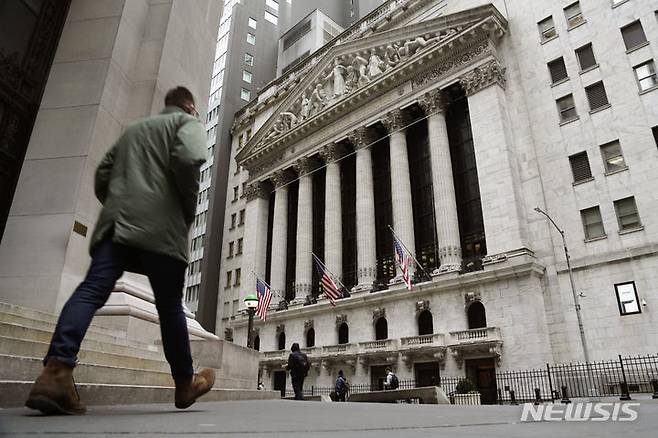 [뉴욕=AP/뉴시스]2023년 3월22일 뉴욕 증권거래소 앞을 사람들이 지나가고 있다. 2025.04.26.