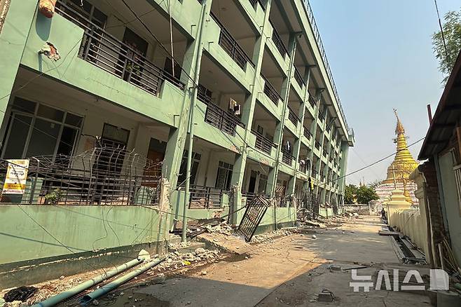 [만달레이=AP/뉴시스] 30일(현지 시간) 미얀마 중부 만달레이에서 지진이 발생해  건물이 기울어져 있다. 2025.03.31.