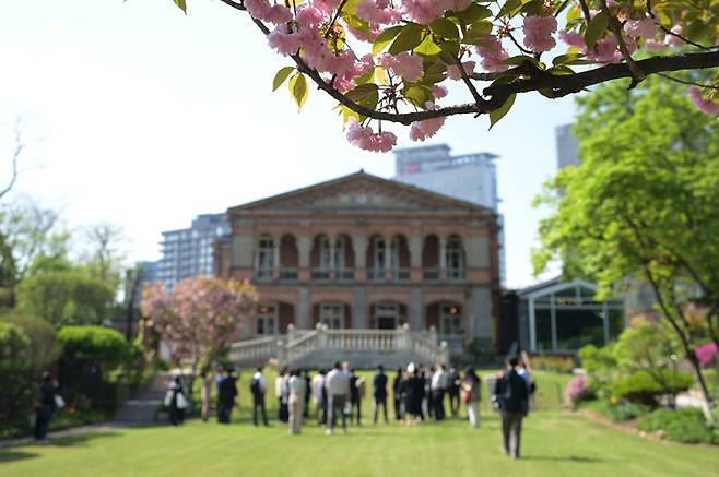 [서울=뉴시스] 지난 24일 서울시기자단이 방문한 주한영국대사관 내 정원 풍경. 사진은 엘리자베스 여왕이 직접 심은 벚꽃나무 앞에서 바라본 영국대사관저의 모습. 2025.04.26 (사진 제공=중구청) photo@newsis.com *재판매 및 DB 금지