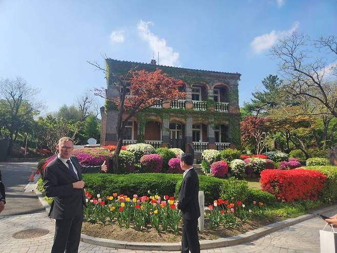 [서울=뉴시스] 고가혜 기자 = 콜린 크룩스 주한영국대사가 지난 24일 서울시기자단에게 1890년 영국식으로 지어진 대사관 직원 숙소를 설명하고 있다. 2025.04.25 gahye_k@newsis.com *재판매 및 DB 금지