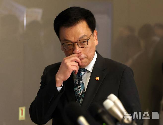 [인천공항=뉴시스] 이영환 기자 = 최상목 경제부총리 겸 기획재정부 장관이 22일 오전 인천국제공항 제2여객터미널을 통해 미국 워싱턴 D.C.로 출국하고 있다.최상목 경제부총리 겸 기획재정부 장관은 오는 23일~25일(현지시간) 미국 워싱턴 D.C.에서 개최되는 주요 20개국(G20) 재무장관 회의 및 국제통화금융위원회(IMFC)에 참석하며 24일(현지시간)에는 안덕근 산업통상자원부 장관과 함께 2+2 통상협의에 참여할 예정이다. 이 협의에는 스콧 베센트 미 재무부 장관, 제이미슨 그리어 무역대표부(USTR) 대표가 마주한다. 2025.04.22. 20hwan@newsis.com