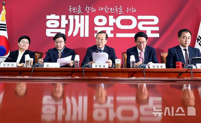 [서울=뉴시스] 조성봉 기자= 권영세 국민의힘 비상대책위원장이 21일 오전 서울 여의도 국회에서 열린 비상대책위원회의에 참석하고 있다. 2025.04.21. suncho21@newsis.com