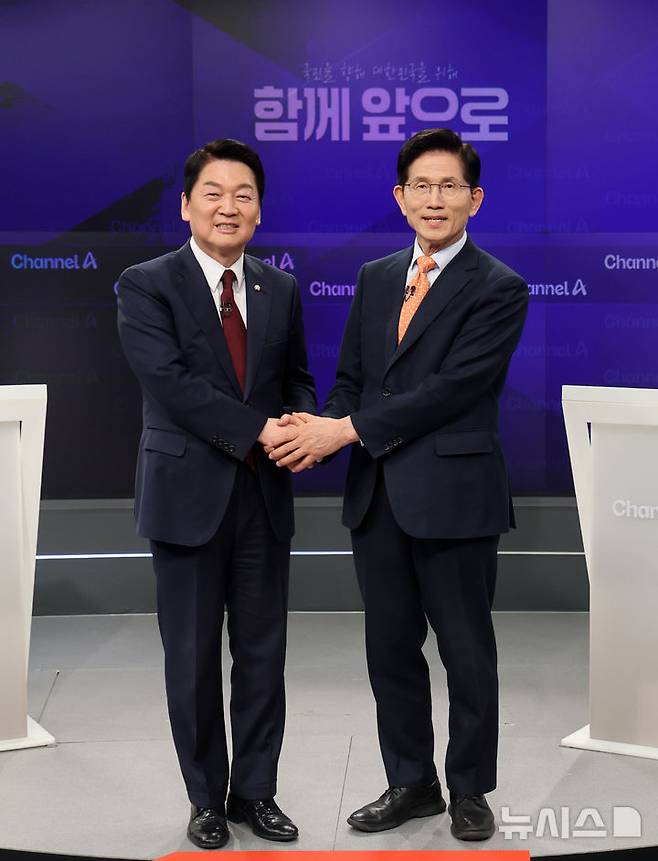 [서울=뉴시스] 국회사진기자단 = 24일 오후 서울 종로구 동아미디어센터 채널A 스튜디오에서 국민의힘 대선 2차 경선 진출자인 안철수, 김문수  후보가 토론 전 악수를 하고 있다. 2025.04.24. photo@newsis.com
