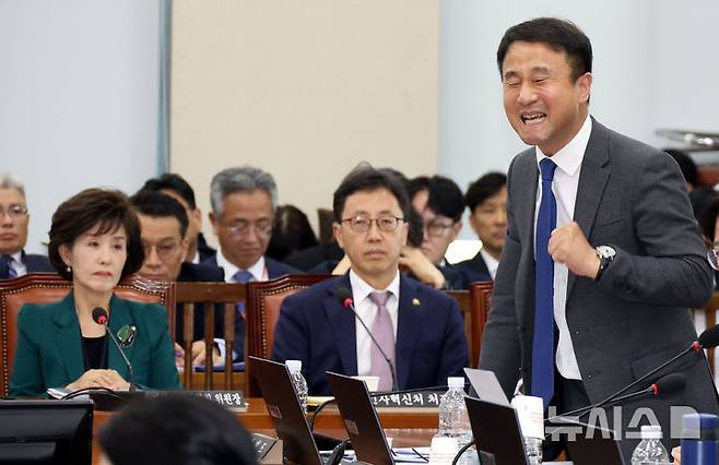 [서울=뉴시스] 조성봉 기자 = 한병도 더불어민주당 의원이 24일 오후 서울 여의도 국회에서 열린 행정안전위원회 전체회의에서 5.18 민주화운동 북한군 개입설 관련 박선영(왼쪽) 진실화해를위한과거사정리위원회 위원장의 답변에 울먹이며 항의하고 있다.박 위원장은 5.18 민주화운동 북한군 개입설 관련 "논란이 있는 건 알지만 사실을 모른다"고 답변해 신정훈 위원장과 민주당 등 의원들에게 항의를 받았다.  2025.04.24. suncho21@newsis.com