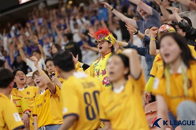 [서울=뉴시스]ACLE 응원 나선 K리그 광주 서포터스. (사진=한국프로축구연맹 제공)